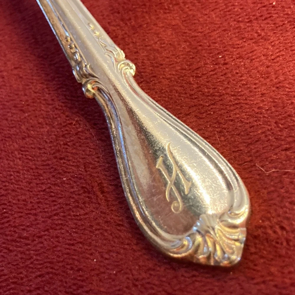 Set of 7 Wm Rogers Mfg Silverplate Dinner Spoons in Memory Pattern | 1960s - Picture 2 of 6